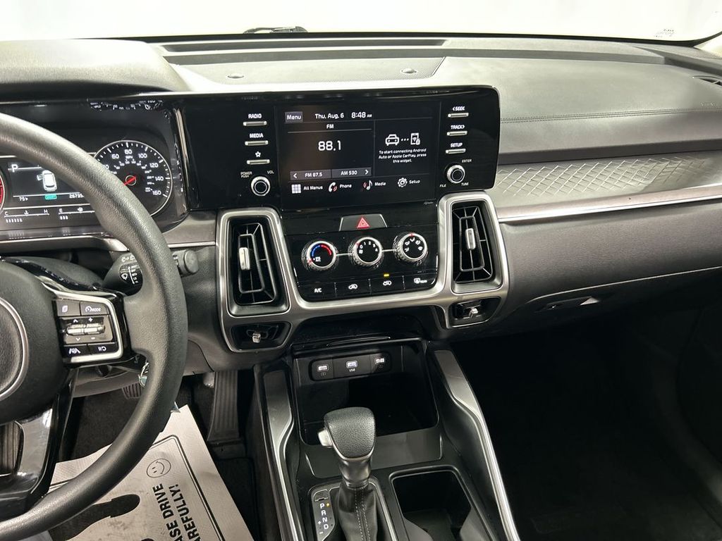 2023 Kia Sorento LX - Photo 18
