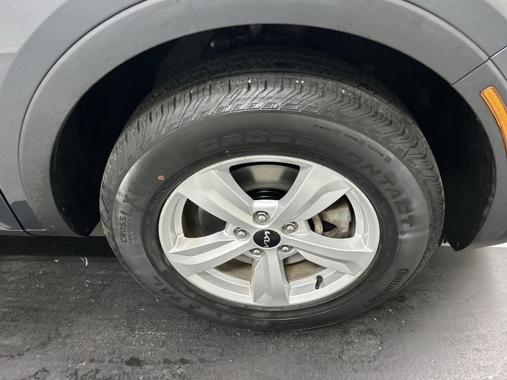 2023 Kia Sorento LX - Photo 8
