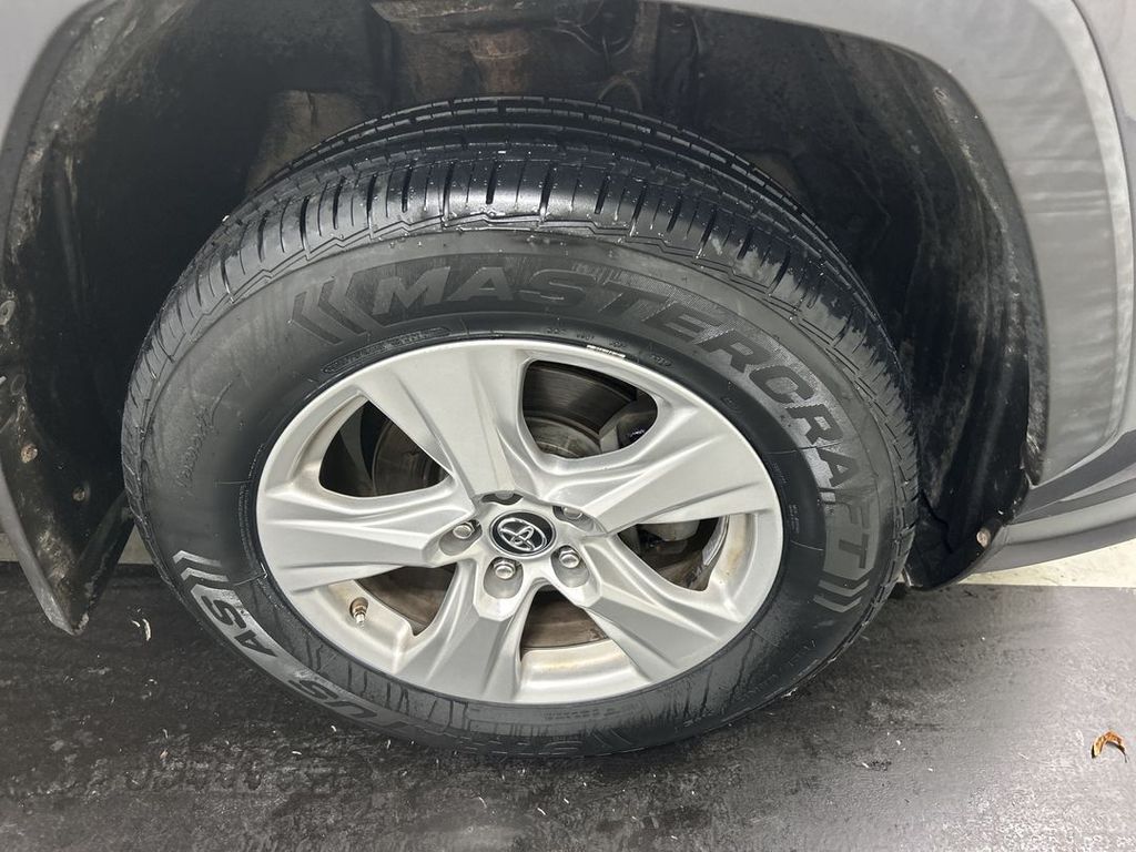 2019 Toyota RAV4 XLE - Photo 8