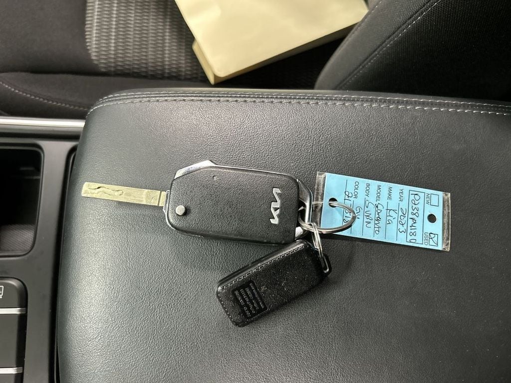 2023 Kia Sorento LX - Photo 12