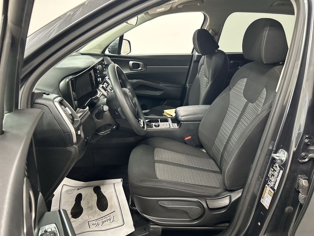 2023 Kia Sorento LX - Photo 9