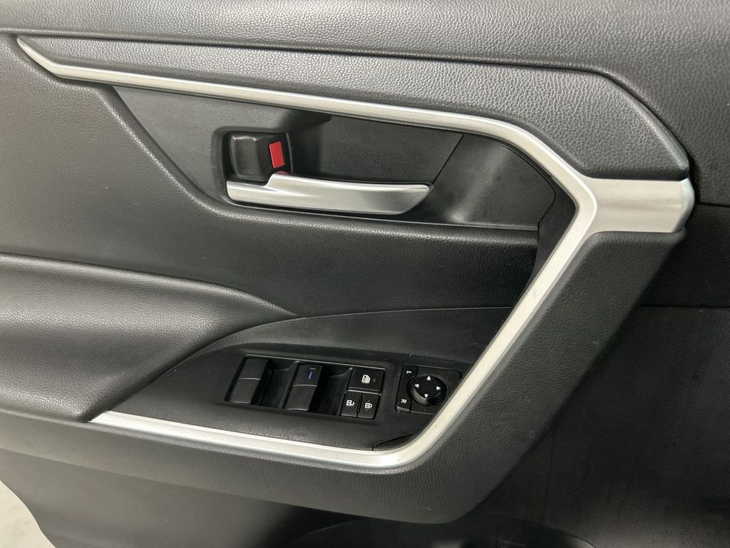 2019 Toyota RAV4 XLE - Photo 11