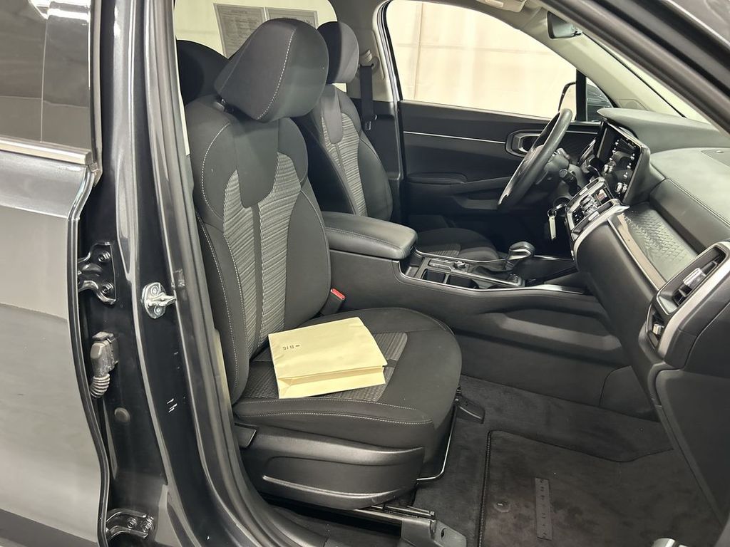 2023 Kia Sorento LX - Photo 23