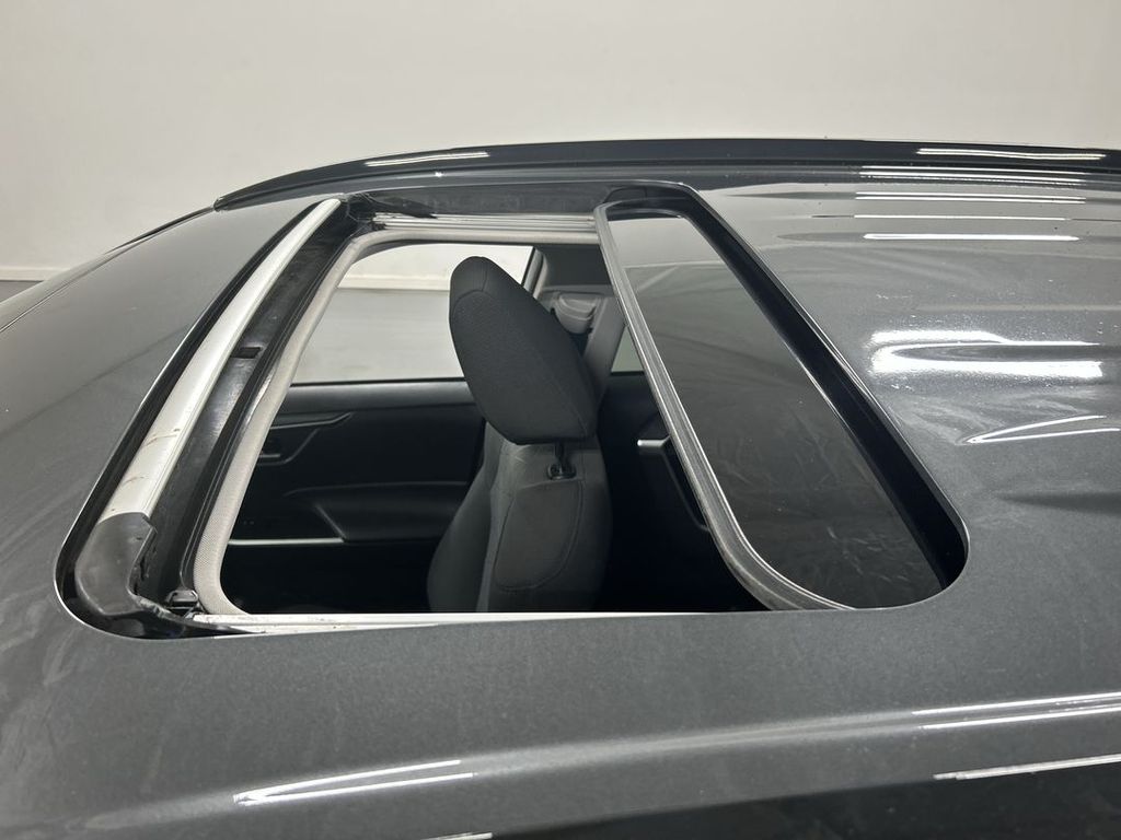 2019 Toyota RAV4 XLE - Photo 19