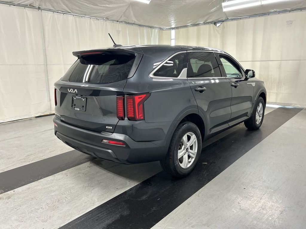 2023 Kia Sorento LX - Photo 2