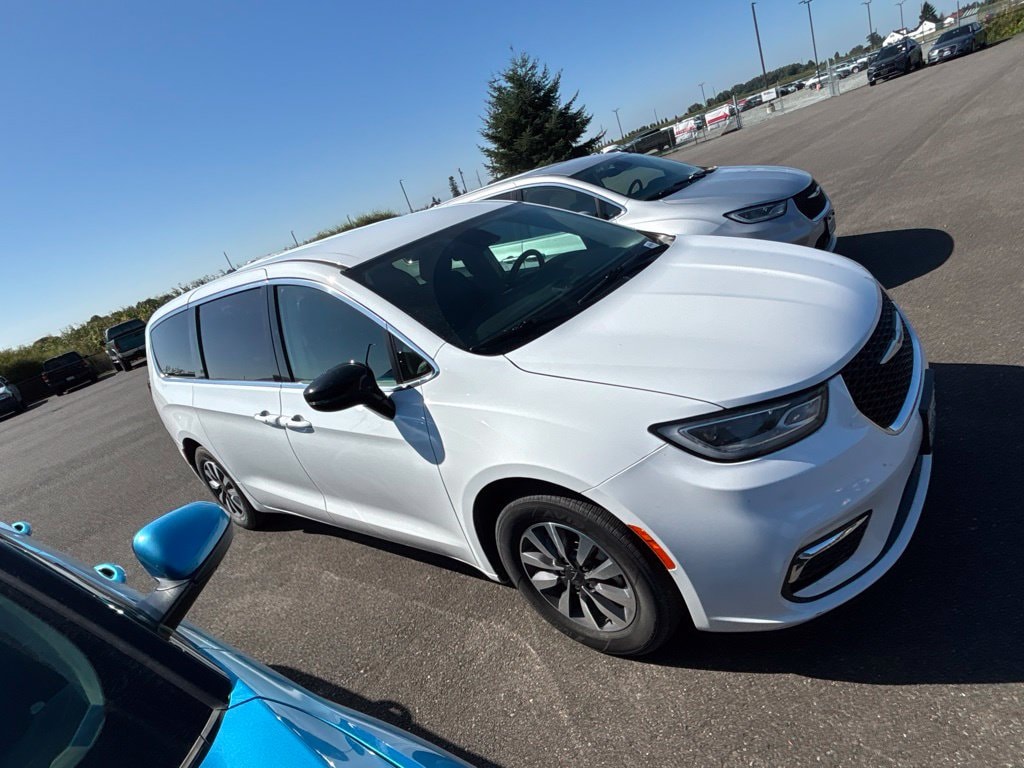 Used 2024 Chrysler Pacifica Hybrid Select Minivan/Van