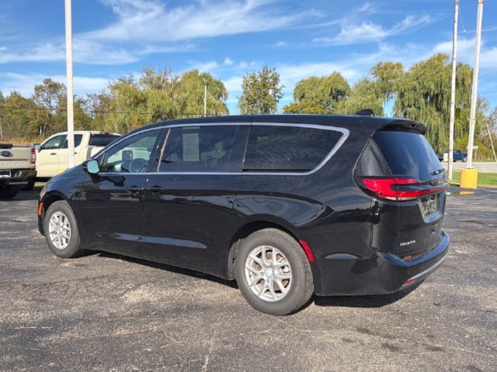 Used 2027 Chrysler Pacifica Select Van Passenger Van
