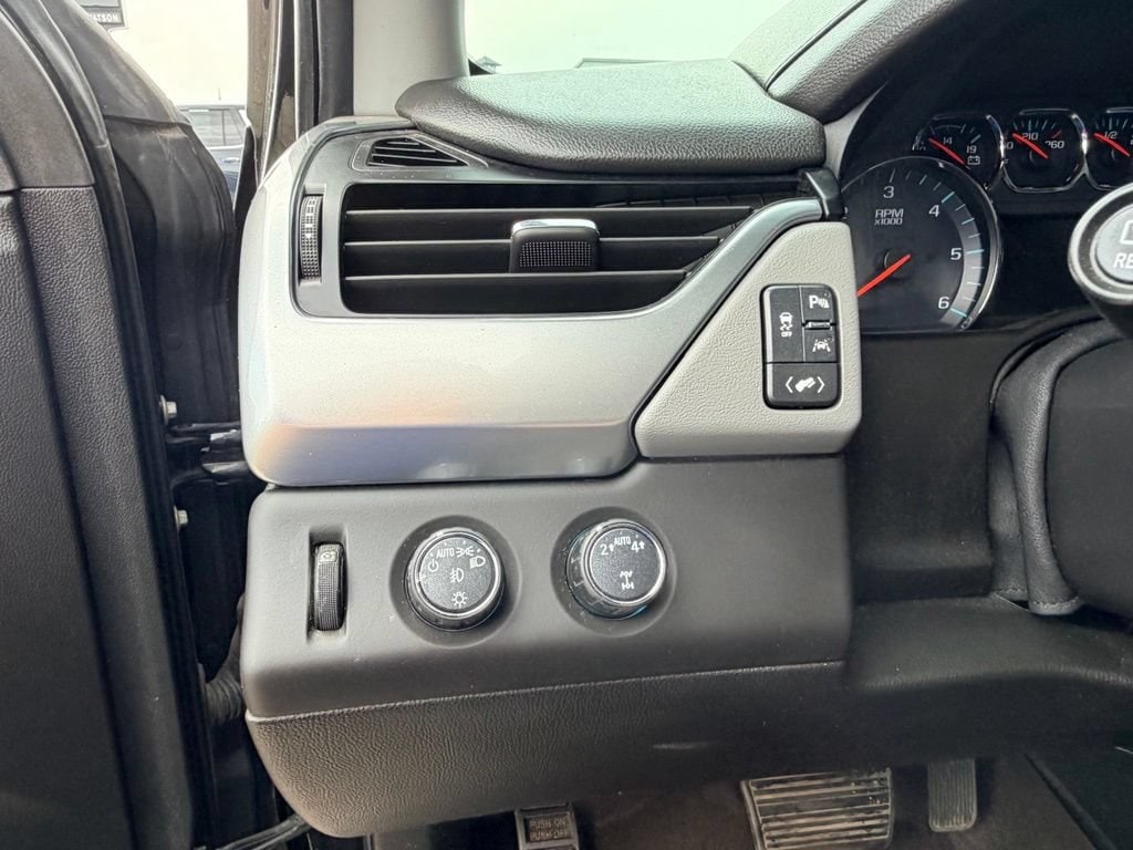 2019 Chevrolet Suburban LT - Photo 11