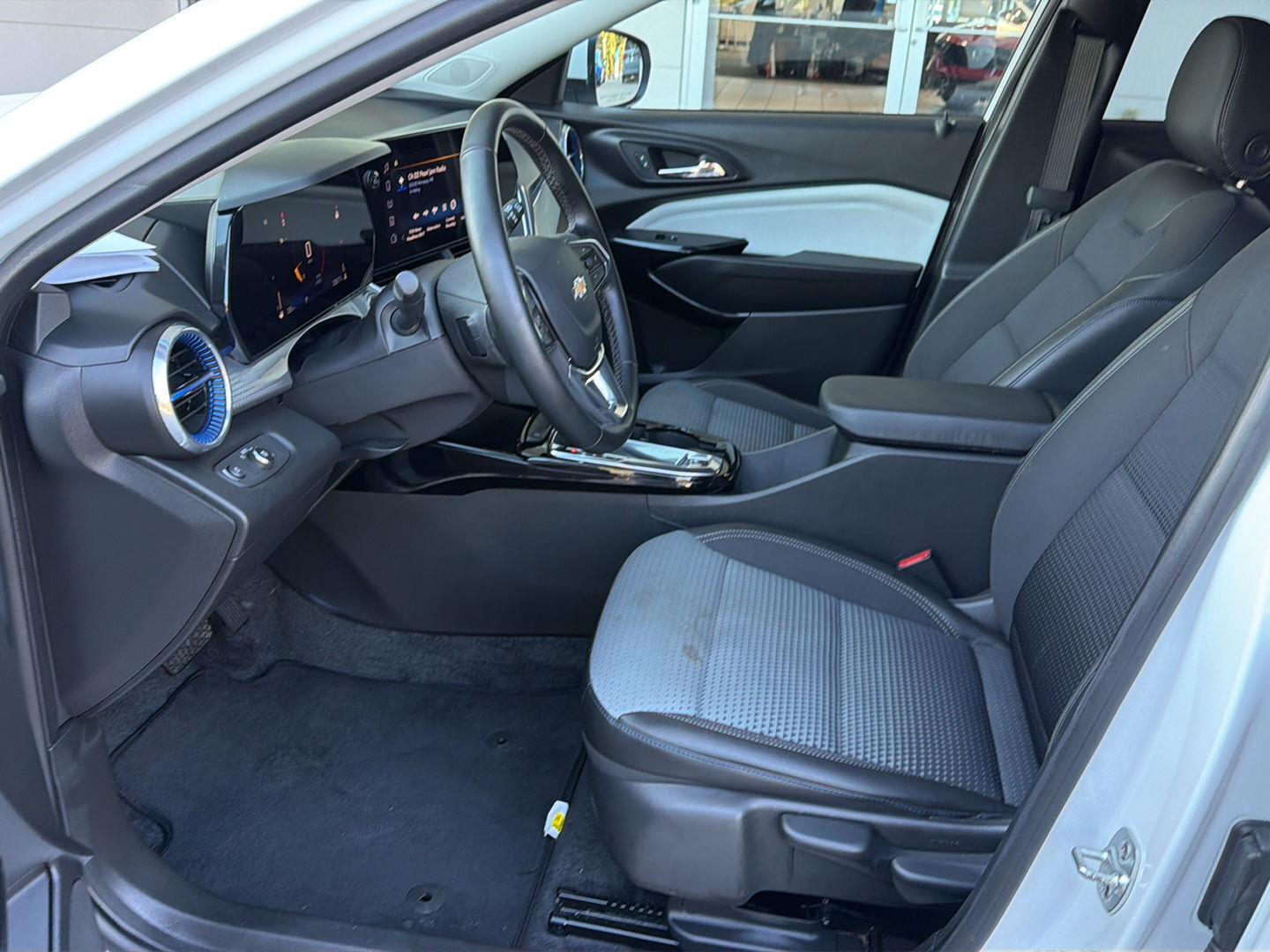 2025 Chevrolet Trax LT - Photo 10