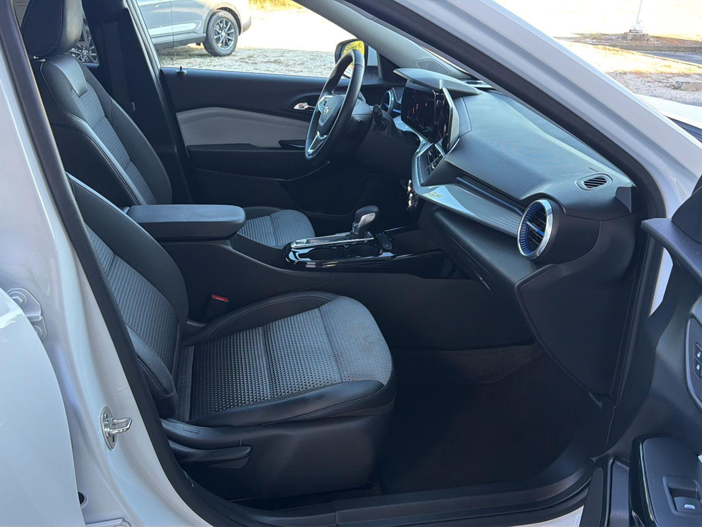 2025 Chevrolet Trax LT - Photo 13