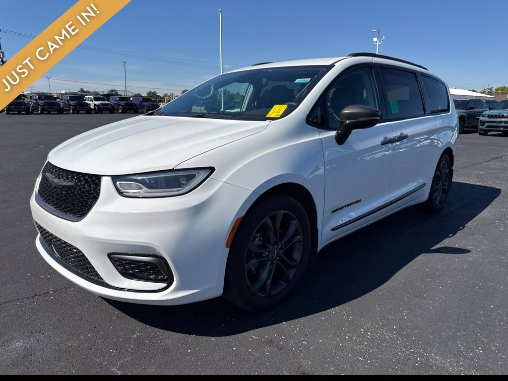 Used 2024 Chrysler Pacifica Touring L Minivan/Van