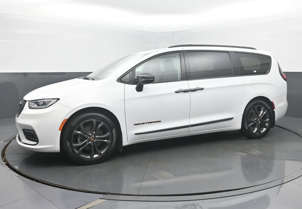 Used 2024 Chrysler Pacifica Touring L Minivan/Van