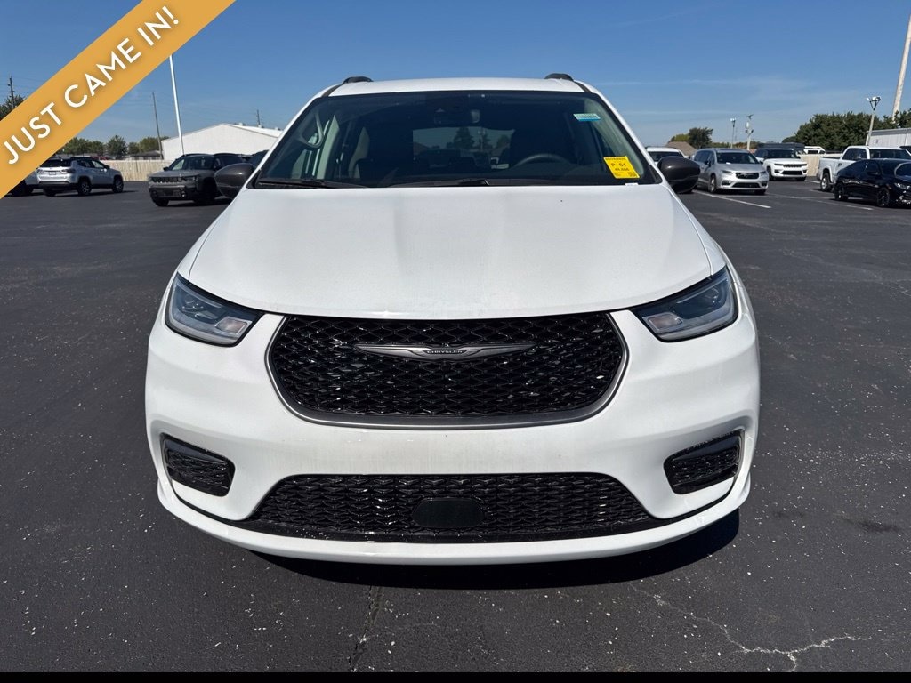 Used 2024 Chrysler Pacifica Touring L Minivan/Van