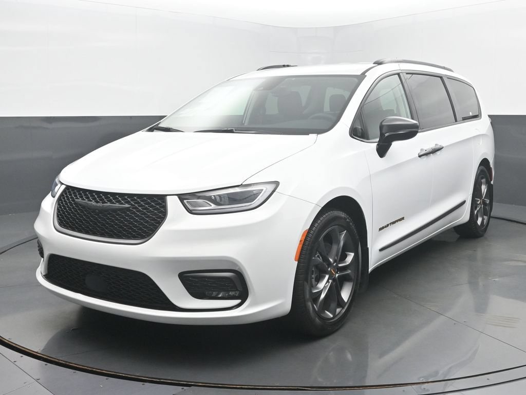 Used 2024 Chrysler Pacifica Touring L Minivan/Van