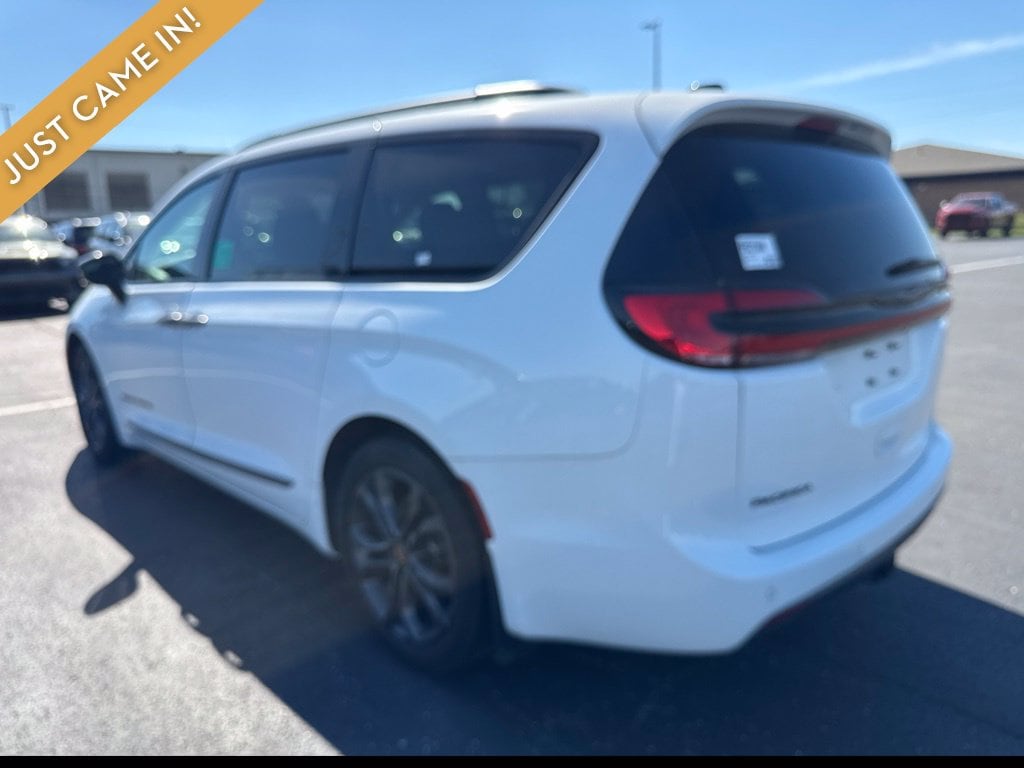 Used 2024 Chrysler Pacifica Touring L Minivan/Van