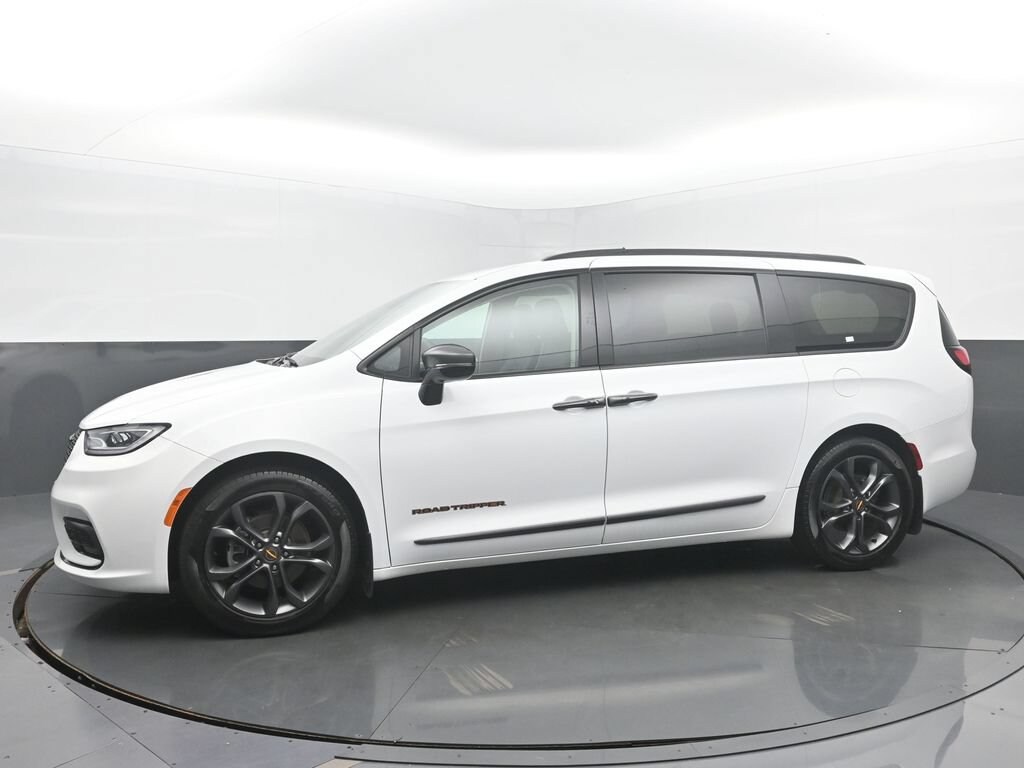 Used 2024 Chrysler Pacifica Touring L Minivan/Van