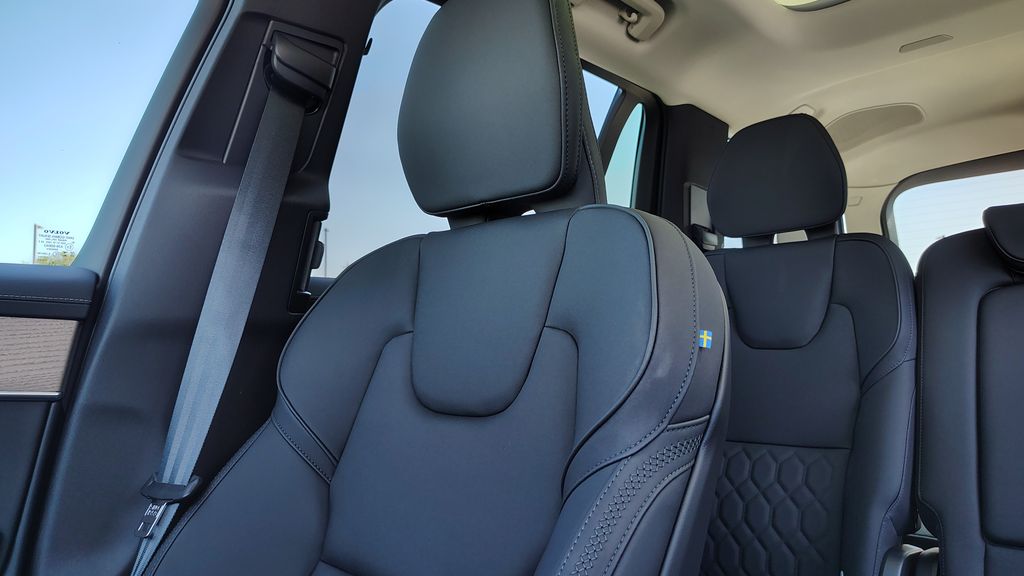 2026 Volvo XC90 Plus - Photo 22