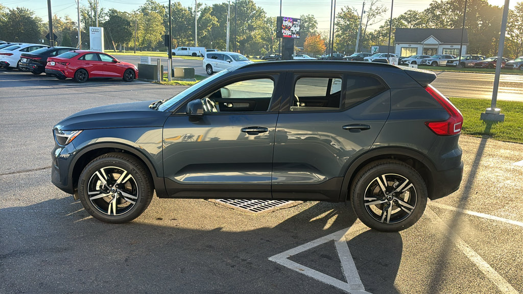 New 2026 Volvo XC40 B5 Core SUV