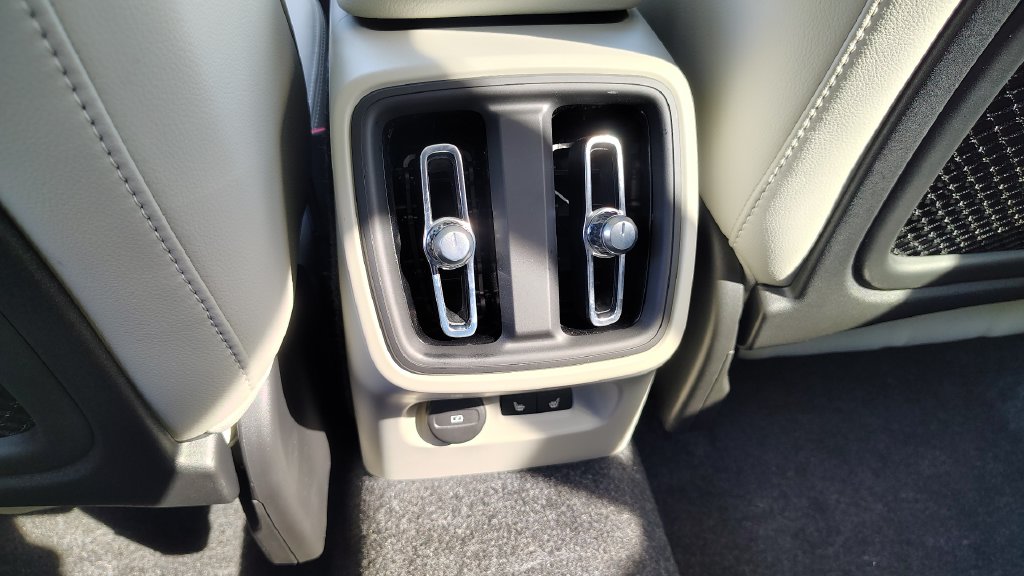 2026 Volvo XC40 Ultra - Photo 28