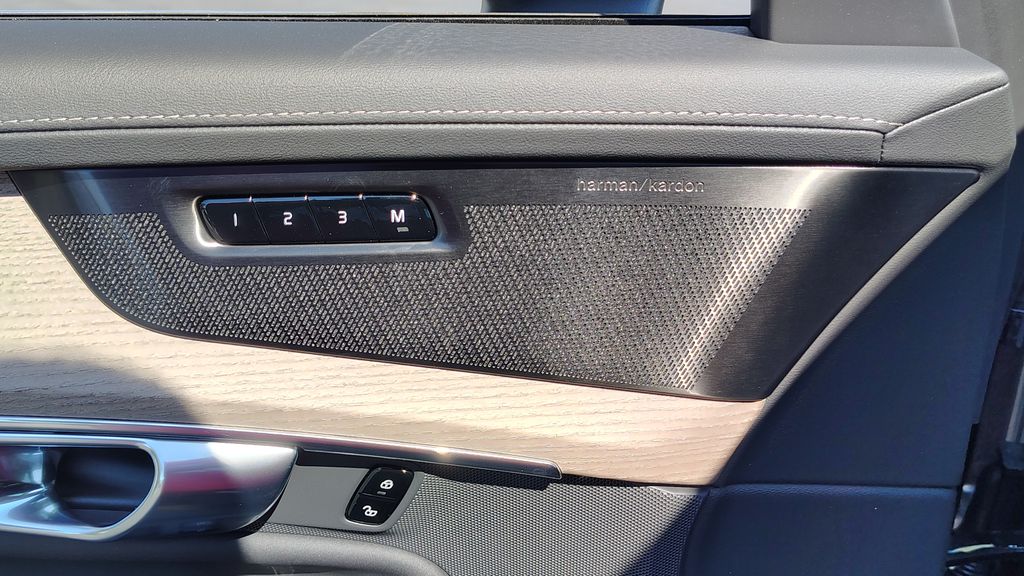 2026 Volvo XC90 Plus - Photo 9