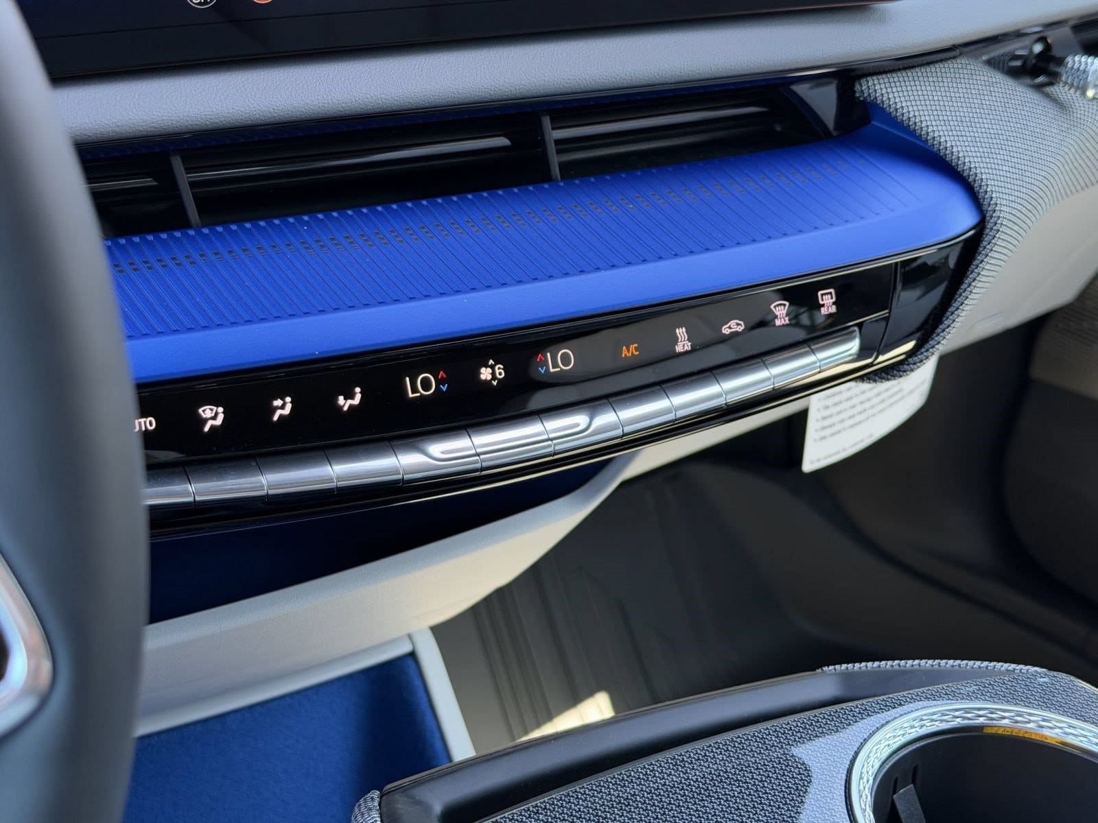 2027 Cadillac OPTIQ Luxury - Photo 16