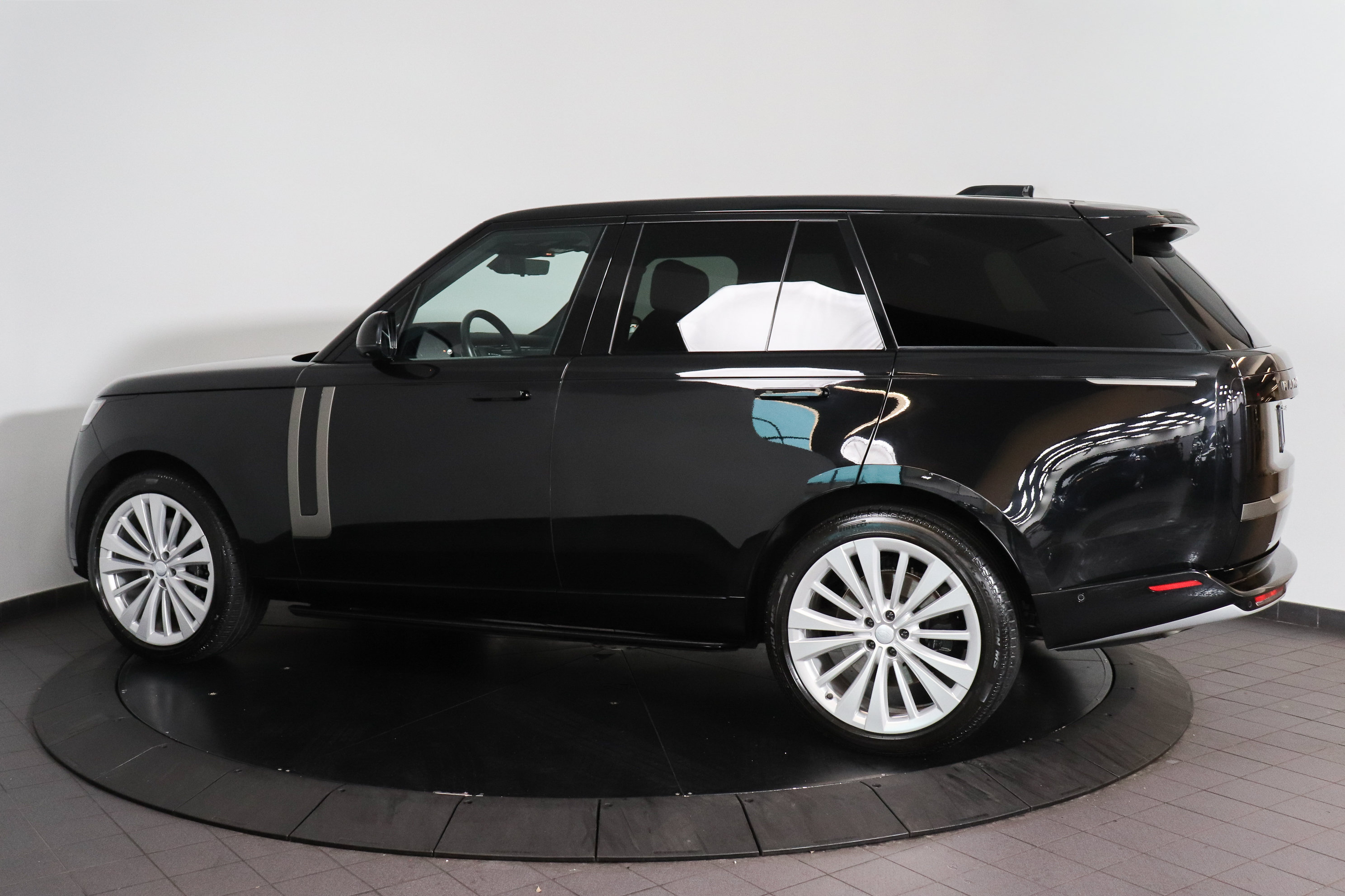 Used 2025 Land Rover Range Rover SE