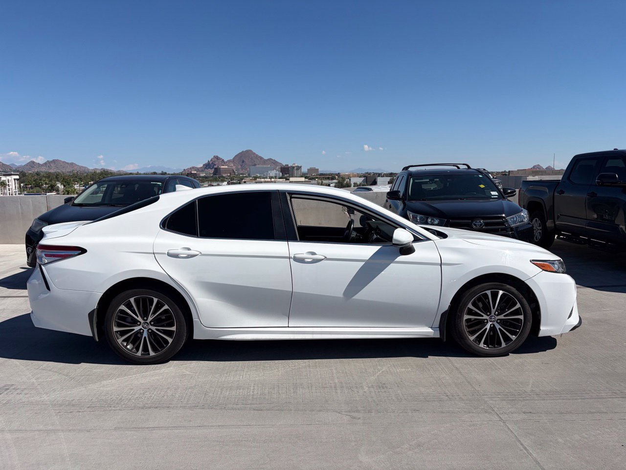 Used 2020 Toyota Camry SE Sedan