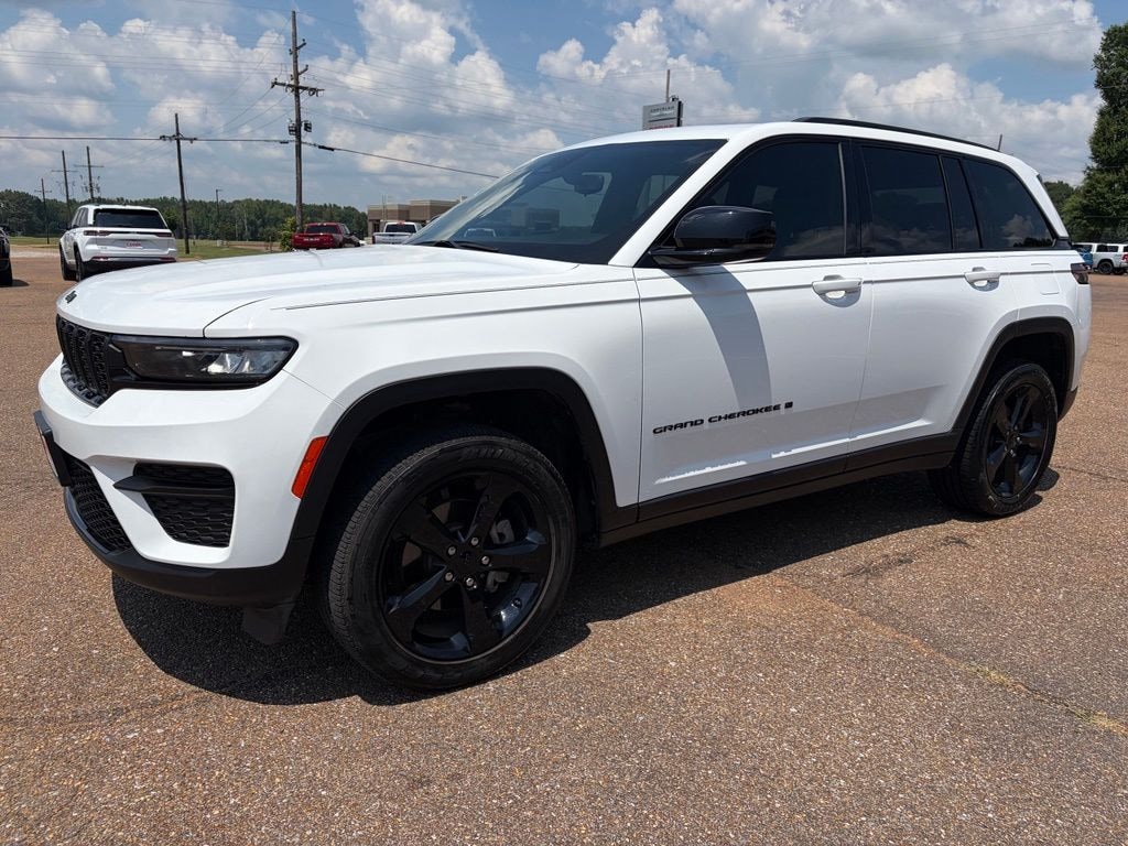 Used 2025 Jeep Grand Cherokee Laredo SUV
