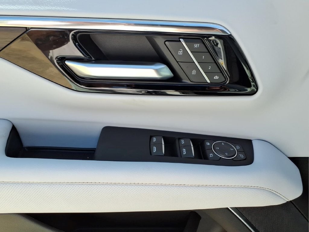 2027 Chevrolet Suburban Premier - Photo 17