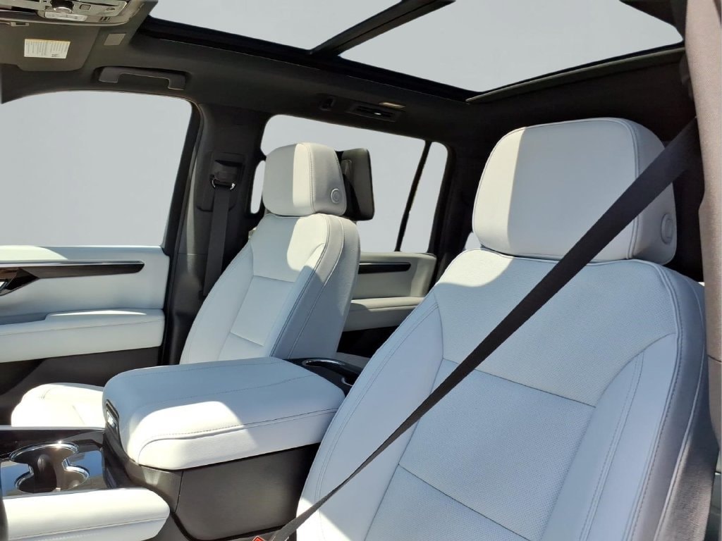 2027 Chevrolet Suburban Premier - Photo 16