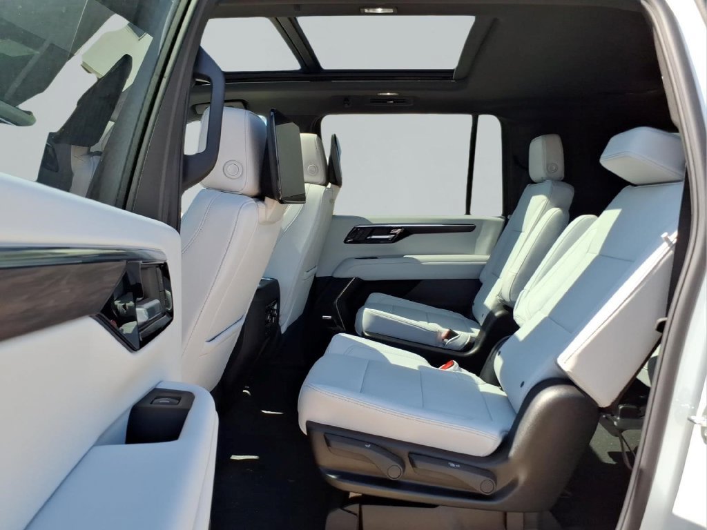 2027 Chevrolet Suburban Premier - Photo 9