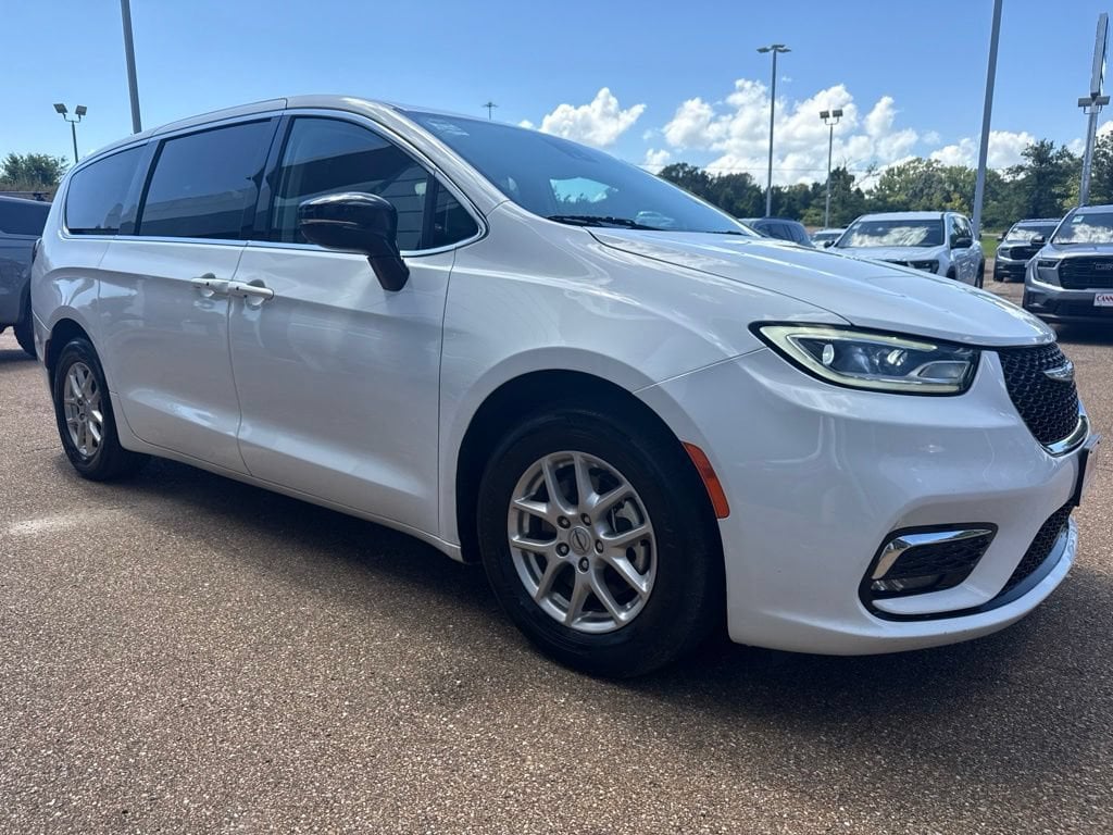 Used 2024 Chrysler Pacifica Touring L