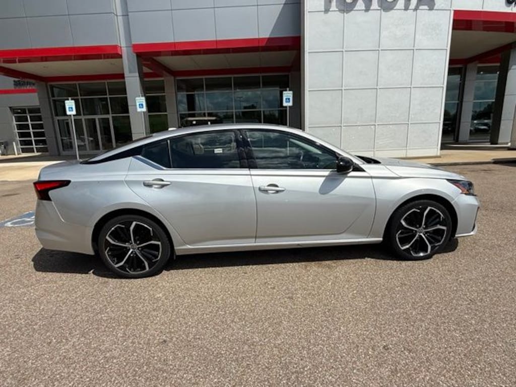 Used 2024 Nissan Altima 2.5 SR Sedan