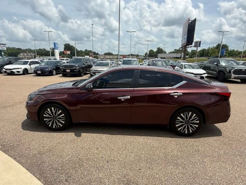 Used 2024 Nissan Altima 2.5 SV Sedan