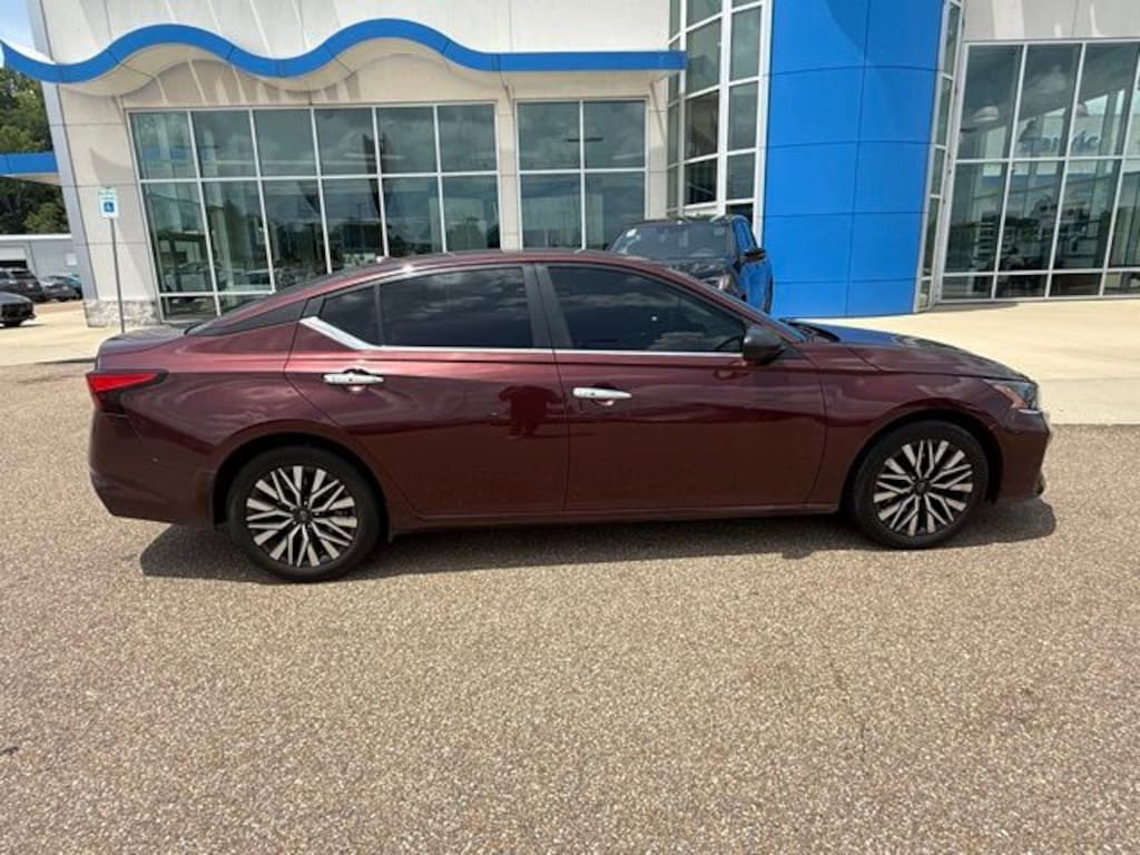 Used 2024 Nissan Altima 2.5 SV Sedan