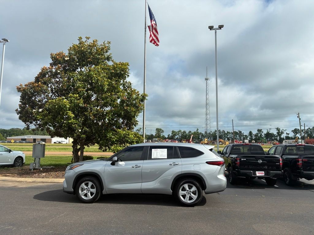 Used 2023 Toyota Highlander LE SUV