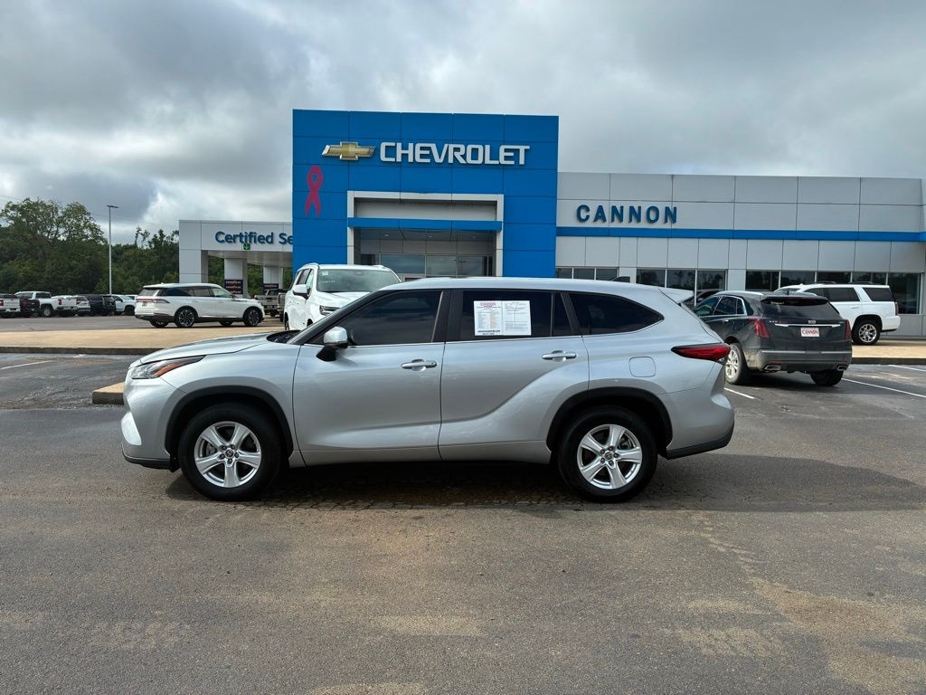 Used 2023 Toyota Highlander LE SUV