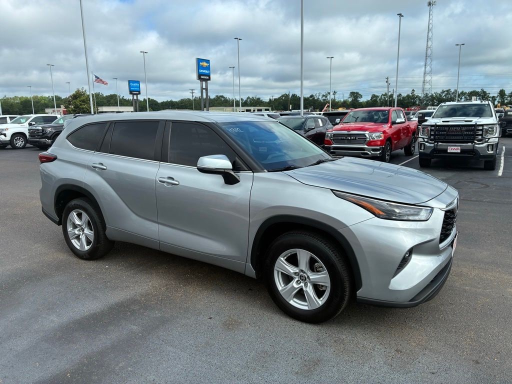 Used 2023 Toyota Highlander LE SUV