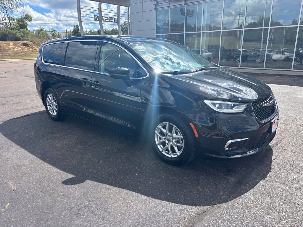 Used 2024 Chrysler Pacifica Touring L Minivan/Van