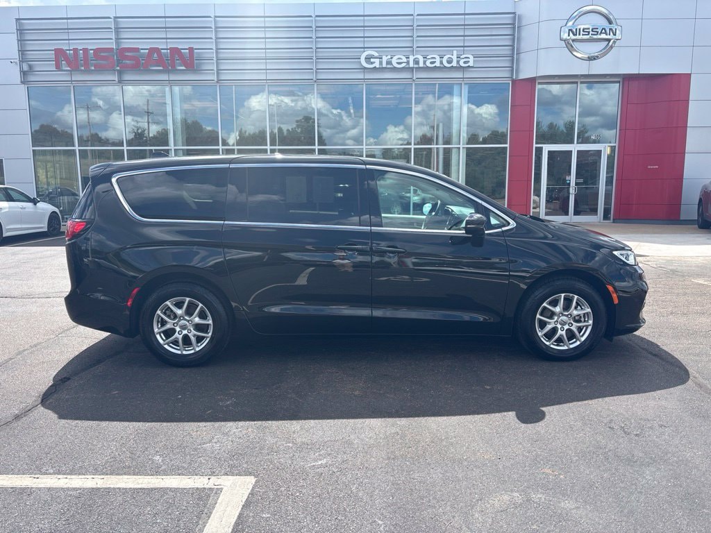 Used 2024 Chrysler Pacifica Touring L Minivan/Van