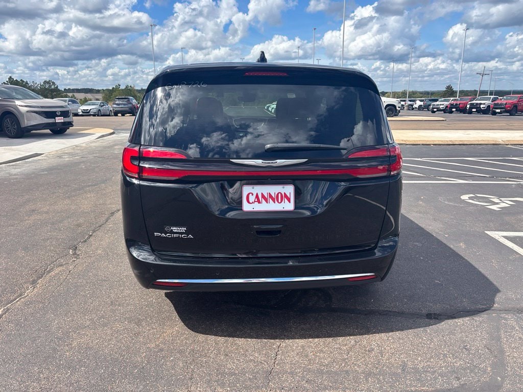 Used 2024 Chrysler Pacifica Touring L Minivan/Van