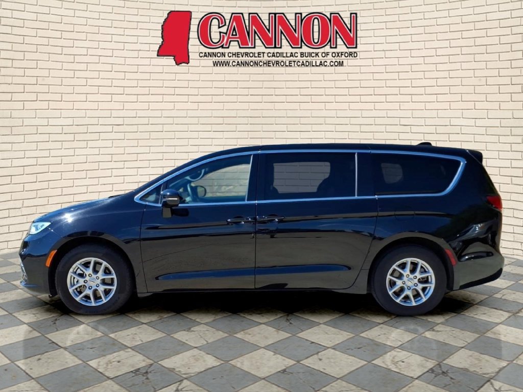 Used 2025 Chrysler Pacifica Select