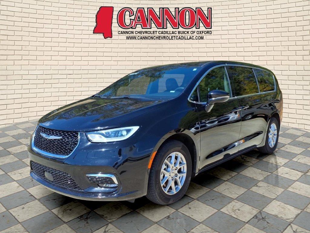 Used 2025 Chrysler Pacifica Select