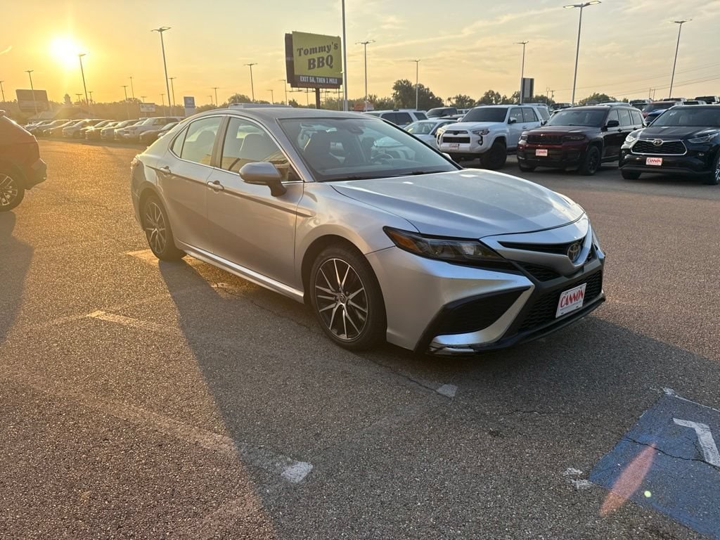 Used 2023 Toyota Camry SE SE Auto