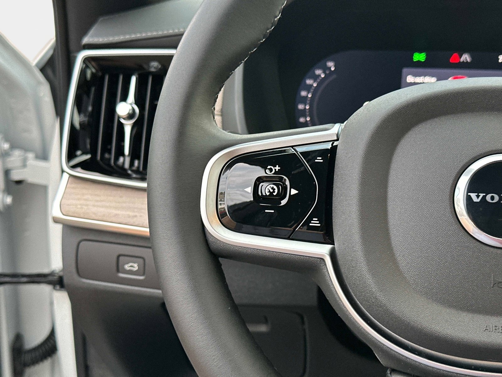 2026 Volvo XC90 Plus - Photo 26