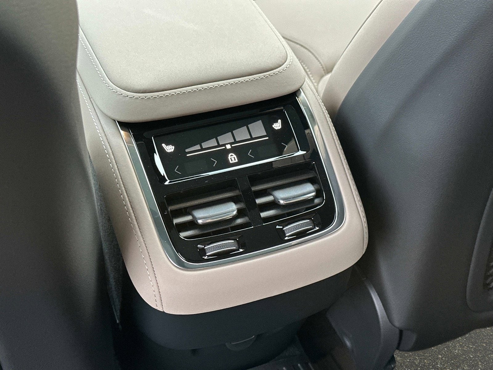 2026 Volvo XC90 Plus - Photo 13