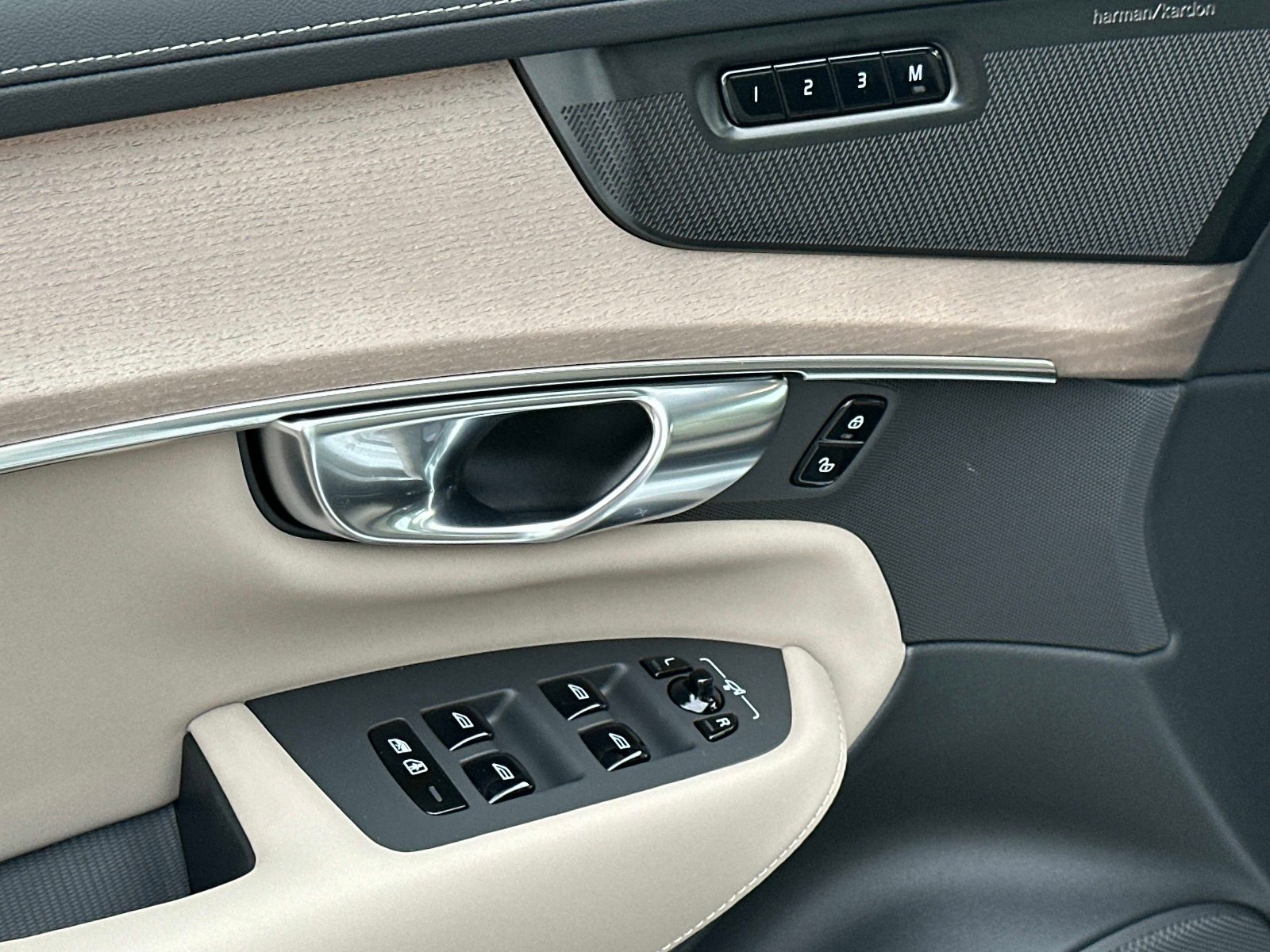 2026 Volvo XC90 Plus - Photo 16