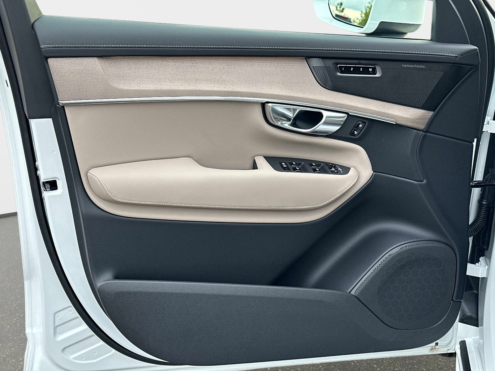 2026 Volvo XC90 Plus - Photo 15