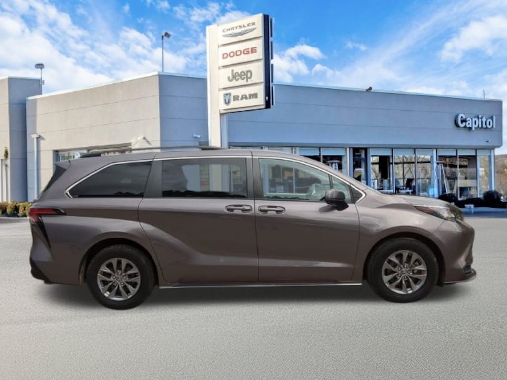 Used 2022 Toyota Sienna LE Minivan/Van