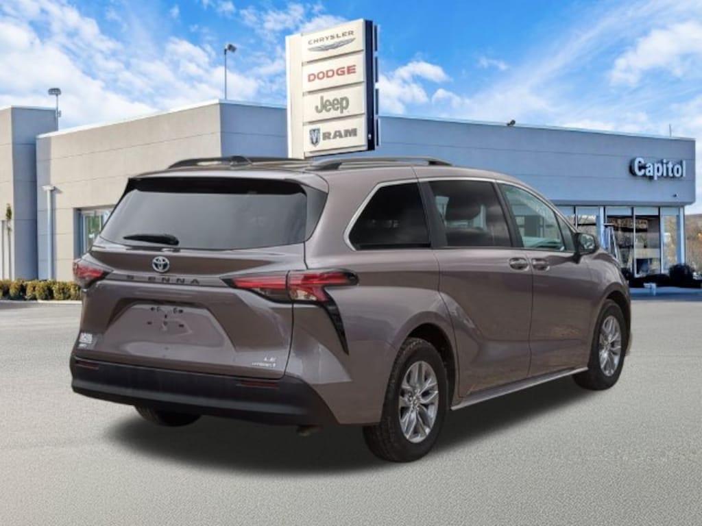 Used 2022 Toyota Sienna LE Minivan/Van